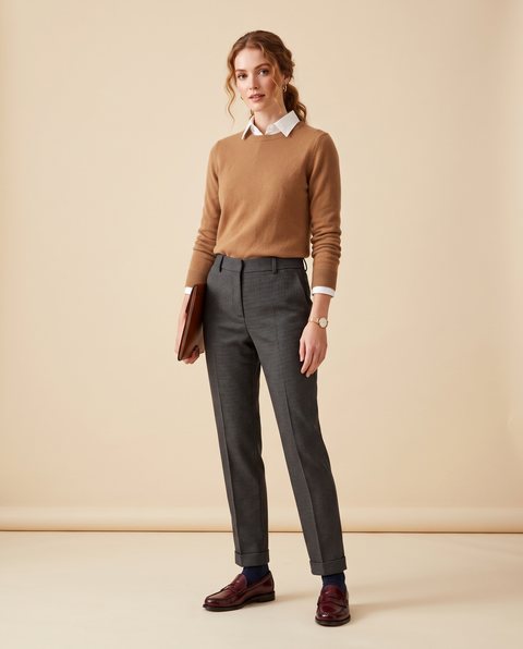 Bordo loafer, gri kareli pantolon, beyaz gömlek ve kamel kazak ile hazırlanmış ofis kombini