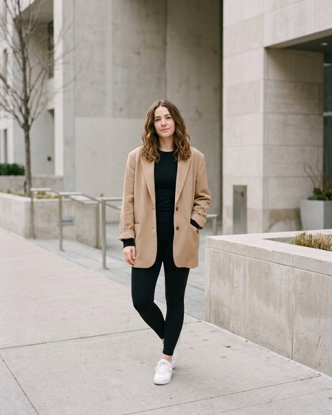 Oversize blazer ceket ve tayt ile hazırlanmış rahat kombin