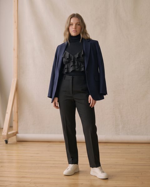 Siyah fırfırlı crop bluz, siyah boğazlı triko ve lacivert blazer ceket ile hazırlanmış geçiş dönemi crop kombini