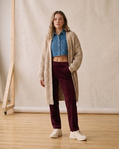Denim crop gömlek, bordo kadife pantolon ve bej triko hırka ile hazırlanmış kışlık crop kombini