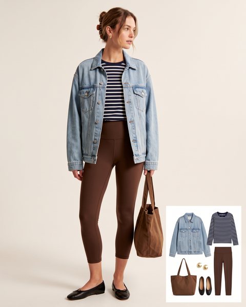 Çikolata kahverengi 7/8 tayt, lacivert beyaz çizgili bluz, açık yıkama oversize kot ceket, siyah deri balerin, kahverengi kanvas tote çanta ve altın küpe ile hazırlanmış kahverengi tayt kombini