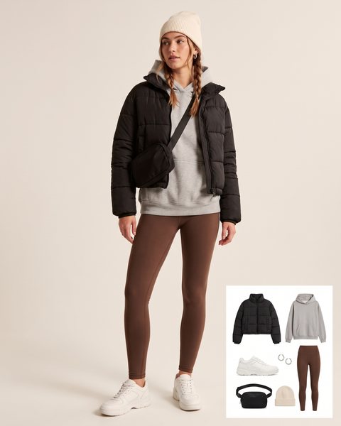 Polarlı kahve kahverengi tayt, gri kapüşonlu sweatshirt, kısa siyah şişme mont, beyaz spor ayakkabı, siyah bel çantası ve krem bere ile hazırlanmış kahverengi tayt kombini