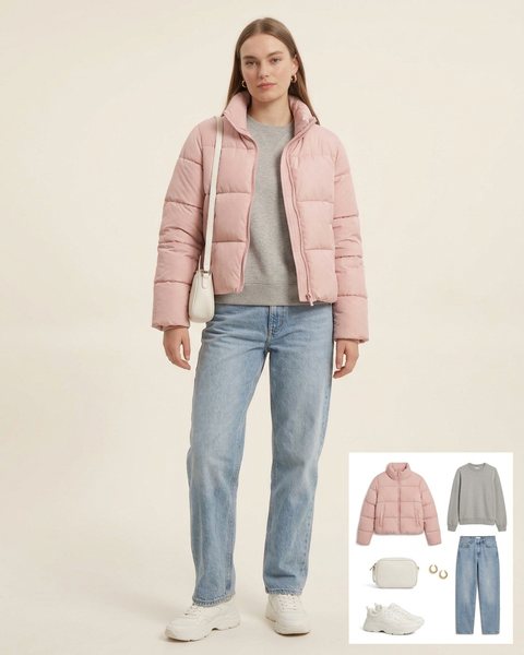 Pastel pembe kısa şişme mont, gri sweatshirt, açık yıkama bol kesim kot, beyaz kalın tabanlı spor ayakkabı, krem rengi küçük çapraz çanta ve altın küpe ile hazırlanmış mont kombini