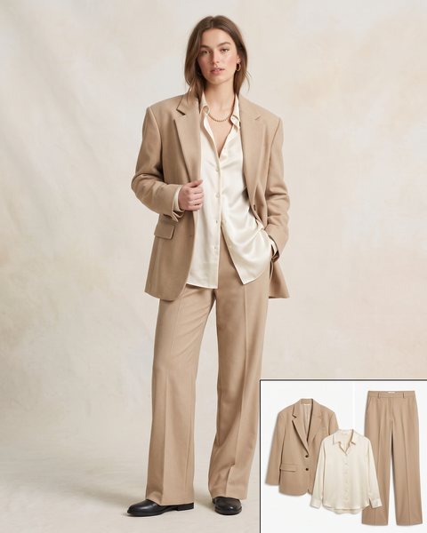 Bej oversize blazer ceket, krem ipek gömlek ve aynı tondan bol paça kumaş pantolon ile hazırlanmış ofis oversize kombini