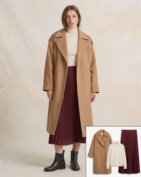 Kamel oversize yün kaban, kırık beyaz triko kazak ve bordo pilili midi etek ile hazırlanmış kış oversize kombini