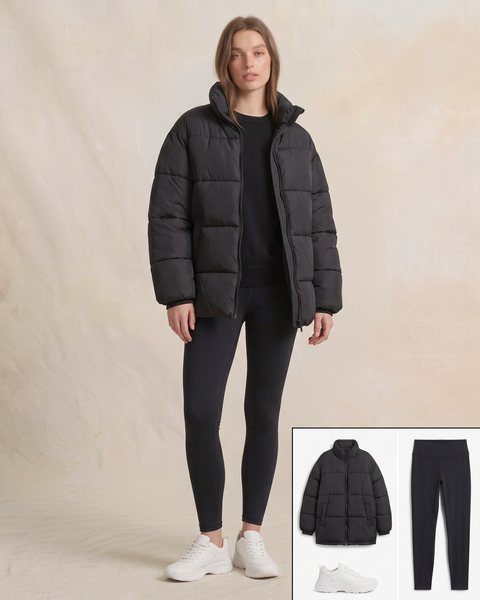 Siyah oversize şişme mont, siyah tayt ve beyaz spor ayakkabı ile hazırlanmış spor oversize kombini