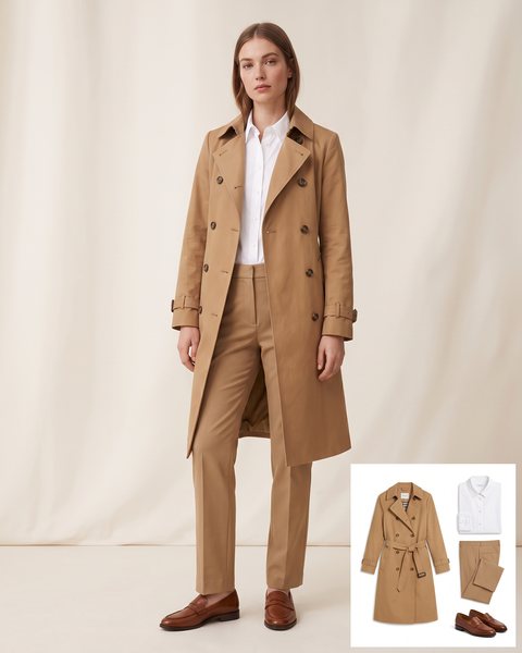 Kemerli bej gabardin trençkot, beyaz gömlek, bej pantolon ve kahverengi loafer ile hazırlanmış rüzgar geçirmez kombin
