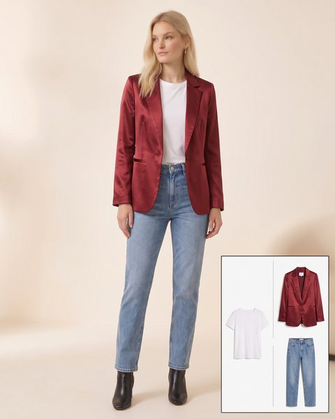 Bordo saten blazer ceket, beyaz tişört ve açık mavi kot pantolon ile hazırlanmış günlük şık kombin
