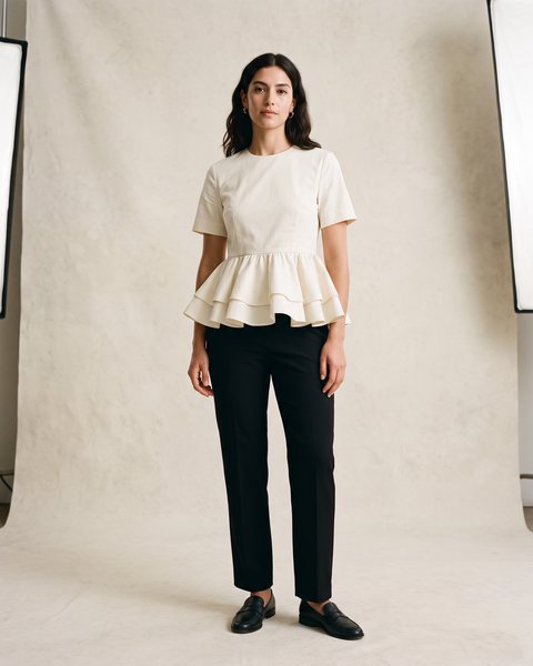 Peplum kesim krem bluz ve siyah düz pantolon ile hazırlanmış dikdörtgen vücut tipi kombini