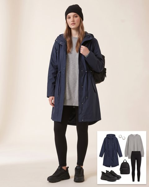 Beli büzgülü uzun lacivert parka, oversize gri sweatshirt, siyah tayt, siyah kalın tabanlı spor ayakkabı, siyah bere ve siyah sırt çantası ile hazırlanmış yağmurlu hava kombini