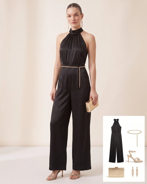 Siyah saten halter yaka bol paça tulum, ince altın zincir kemer, altın rengi şeritli topuklu sandalet, altın kutu el çantası ve uzun altın püsküllü küpe ile hazırlanmış yılbaşı kombini